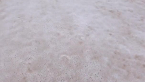 Luftaufnahme Zeitlupe Von Wellen Die Von Oben Auf Den Strand — Stockvideo