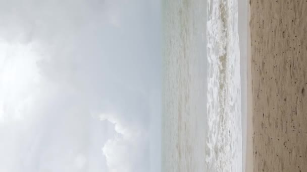Yazın Dalgalı Deniz Manzaralı Dikey Görüntü Mavi Gökyüzü Beyaz Bulutlu — Stok video
