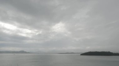 Kumlu beyaz kumsalda köpüklü doğal deniz dalgaları, yaz sahili deniz manzarası