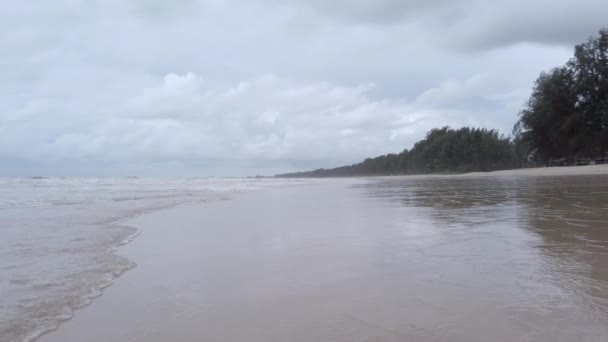 Câmera Lenta Vista Panorâmica Costa Areia Branca Praia Lisa Com — Vídeo de Stock