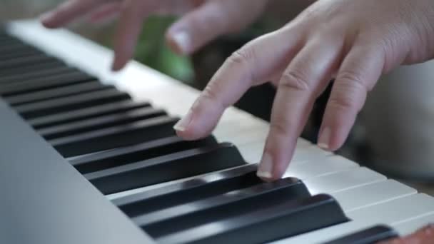 Close View Hand Tijdens Het Bespelen Van Piano Keyboard Klassiek — Stockvideo