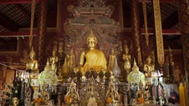 Chiang Mai 'deki Kuzey Lanna Thai Tarzı tapınağındaki Buda heykelinin manzarası