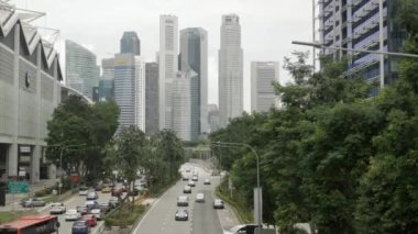 21 Ağustos 2022: Singapur: Merkezi iş bölgesi bölgesi şehri Singapur 'da yüksek gökdelen ofis finans yapı kulesine sahip otoyol manzarası