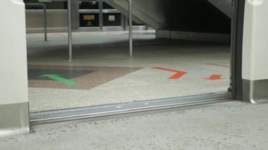 İç mekan seçili odak noktası metro kapısı, banliyö metrosundaki kapıları platform kapanışı olarak görüyor. Ulaşım arka plan görüntüsü