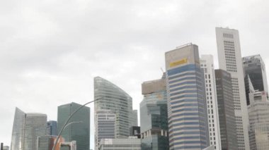 Merkezi iş bölgesi şehri Singapur 'daki yüksek gökdelen ofis finans yapı kulesine bakın, modern Metropolis şehir merkezi binası.