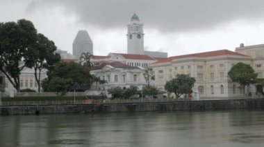 23 Ağustos 2022: Singapur: Singapur şehir koloni binası yağmurlu bir zamanda, tropikal uzak doğu havası