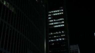 Gece görüşü, Singapur şehrindeki yüksek gökdelen ofis finans binalarına bakın. Günümüz Metropolis şehir merkezi binası.