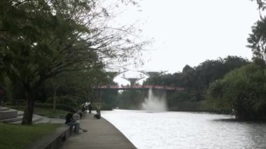 23 Ağustos 2022: Singapur: İnsanlar Singapur 'daki körfez yeşili bahçesinin yanındaki Singapur şehir bahçesinin ünlü simgesinde dinleniyor.