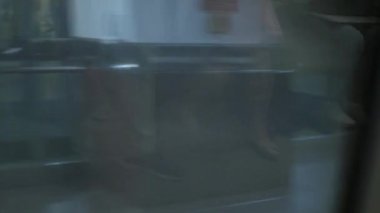 Metro kapısındaki pencerenin seçilmiş odak noktası, tren hareket halindeyken banliyö vagonunun kapılarının görüntüsü. Ulaşım arka plan görüntüsü