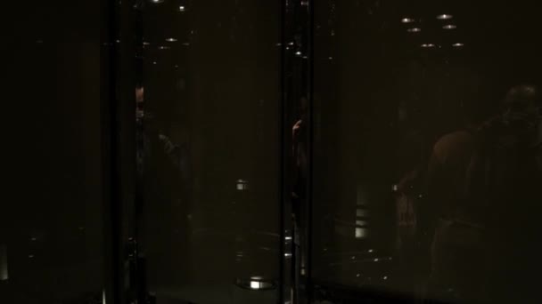 건물의 내부를 수있는 건물의 꼭대기에서 아래로 내려가는 엘리베이터 — 비디오