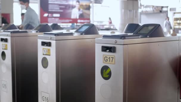 Bir Adam Geçitten Geçerken Metro Ulaşımının Otomatik Bilet Kapısına Bakın — Stok video