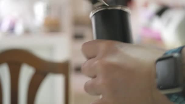 Homem Está Moendo Grãos Café Com Café Moedor Mão Homebrew — Vídeo de Stock