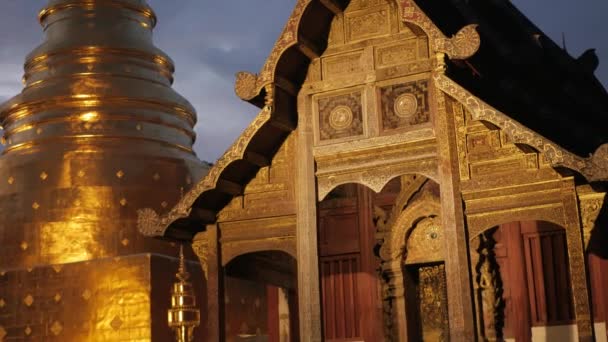Vacker Utsikt Över Huvudbyggnaden Wat Phra Singha Tempel Med Gyllene — Stockvideo