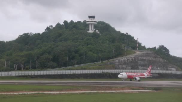 2022年 昭和7年 8月9日 プーケット島 離陸準備をしながら 飛行機のエアバスA320空気アジアとプーケット空港の眺め — ストック動画