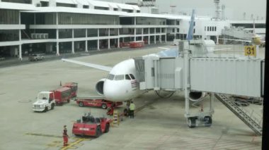 10 Eylül 2022: Bangkok, Tayland: Airasia Airbus a320 uçak uçuşu Bangkok Donmueng havaalanında apron 'a park ederken