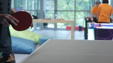 Masaya yakın çekim yaparken masa tenisi, masa tenisi, masa üstünde pinpon topu sekmesi, kapalı alanda spor