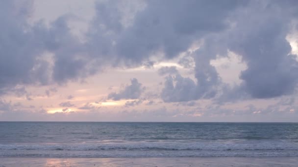 海洋海岸白沙滩浅滩绿松石热带水海夕阳西下的波涛汹涌香草天空 热带自然夏季风景 度假背景 — 图库视频影像
