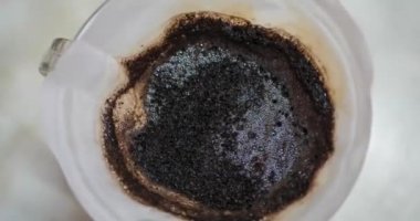 Chemex kahve, damlatan kahve demlerken, kahve demlerken, kahve demlerken, sabah içeceği filtresiyle çaydanlıktan sıcak kaynar su dökerken, sıcak damlalı kahve saatinde.