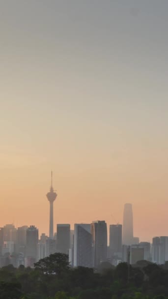 초고층 쿠알라룸푸르 지역의 풍경아름다운 바닐라 하늘의 현대적 — 비디오