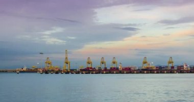 Bir çok kargo konteynırıyla kargo yükleme ve boşaltma, konteynır gemisiyle ithalat ve ihracat nakliyesi, ulaşım konsepti ile derin deniz limanının zamanlaması