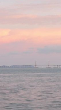 Penang Köprüsü üzerinde Penang adasını birleştiren düşey Timelapse bulutlu güneş ışığı günbatımı gökyüzü saatiyle, Malezya 'nın ünlü simgesi, ulaşım köprüsü