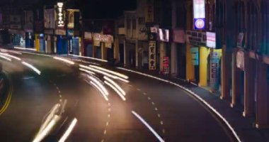 18 Ağustos 2022: George Town, Penang, Malezya: Zaman ayarlı video: Antik şehir merkezindeki şehir merkezi mimari Penang bölgesindeki yol gece trafiğine uzun süre açık olan trafik