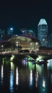Singapur marina körfezi bölgesinin dikey zaman çizelgesi yüksek gökdelen binaları ve cadde trafiği, Singapur 'un ünlü gece manzarası, Singapur şehri manzarası