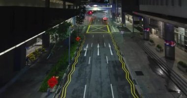 Şehir merkezinin finans bölgesi bölgesindeki küçük sokak yolunun aydınlatıldığı zaman dilimi video gecesi biraz trafik ile uzun süre ışığa maruz kalma, modern şehir şehir şehir zaman arkaplanı