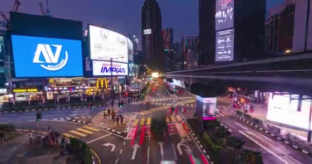 2022年8月16日 马来西亚吉隆坡 时间流逝的视频照亮了市区商业区内的街道商业区金融名区 夜间有一些Kl的交通 长期暴露在灯光下 现代市区 — 图库视频影像