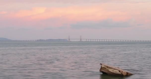 在槟城大桥上空 时间流逝的云彩落日在连接槟城与落日香草天空的海洋上 是马来西亚人著名的地标 是一座运输桥 — 图库视频影像