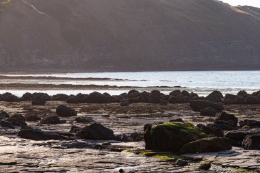 Atlantik Okyanusu kıyılarında dalgalar