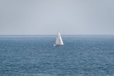 Kuzey Denizi kıyısındaki Doğu Yorkshire İngiltere 'deki kumlu sahili ve okyanusu gösteriyor.