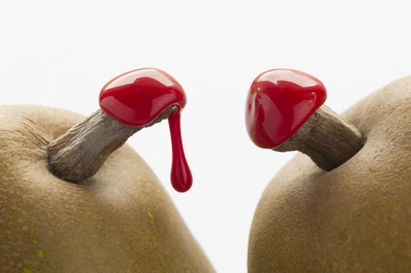 Groene peren met rode zegellak — Stockfoto