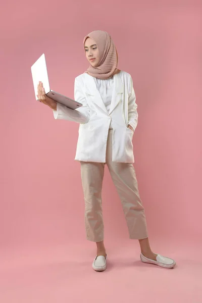 Mujer Musulmana Joven Trabaja Línea Por Ordenador Portátil Fondo Aislado —  Fotos de Stock
