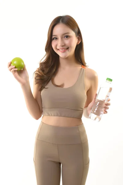 Jolie Femme Asiatique Avec Pomme Eau Sur Fond Blanc — Photo