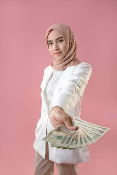 Joven Mujer Musulmana Mantener Dinero Fondo Aislado —  Fotos de Stock