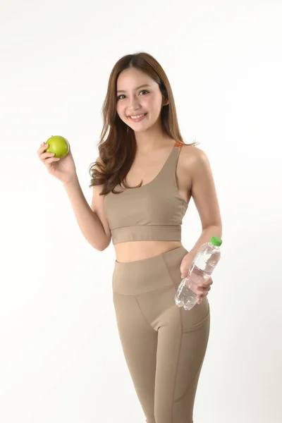 白い背景にリンゴと水を持つかなりアジアの女性 — ストック写真