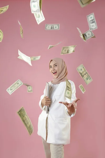 Jeune Femme Musulmane Tenir Argent Ordinateur Portable Sur Fond Isolé — Photo