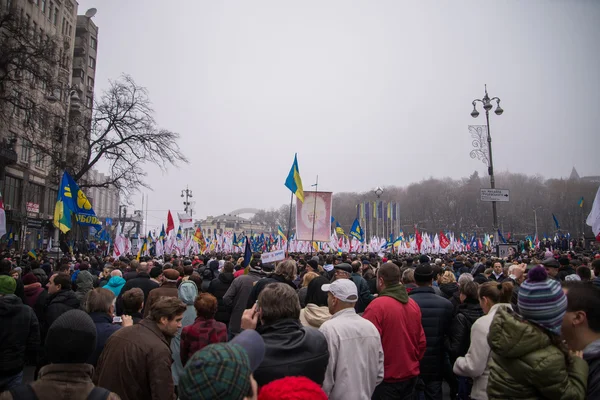 24.11.13 - People on Euromaidan — Stock Photo, Image