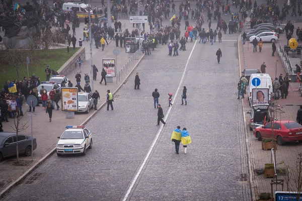 24.11.13-euromaidan 上的人 — 图库照片