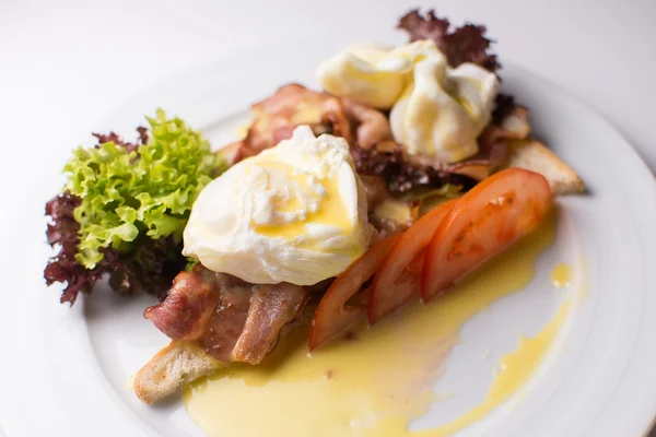 Pocherade ägg med bacon — Stockfoto