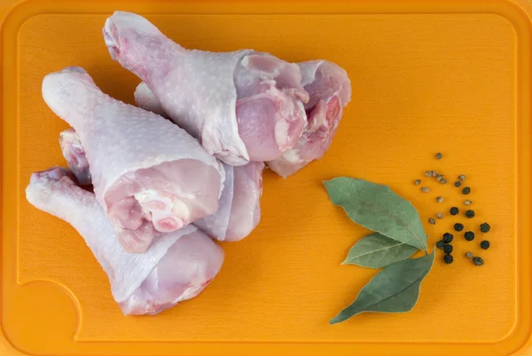 çiğ tavuk budu ve baharat kesme tahtası