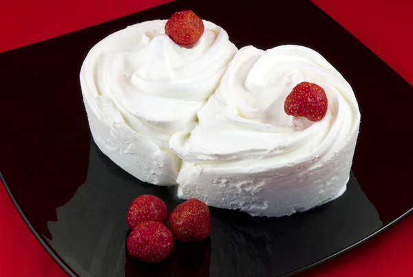 Primo piano di gelato alla vaniglia con fragole — Foto Stock