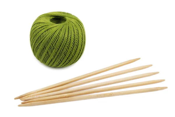 Grüne Strähne und Stricknadeln — Stockfoto