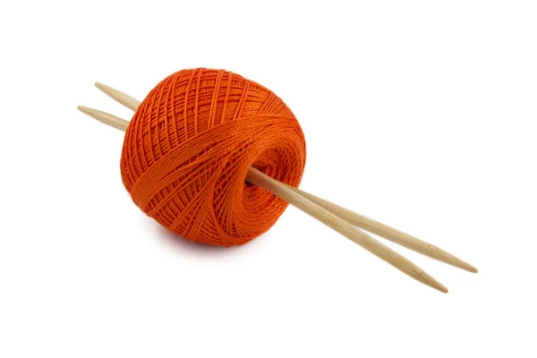 Écheveau rouge avec aiguilles à tricoter — Photo