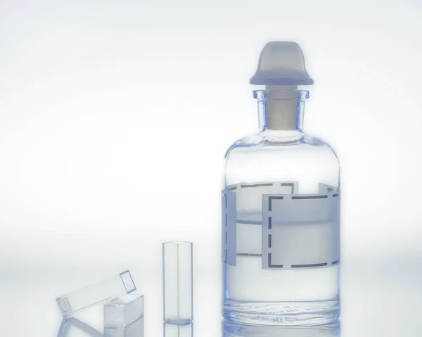 Cubetas Junto Una Botella Reactivo Para Medir Una Concentración Química —  Fotos de Stock