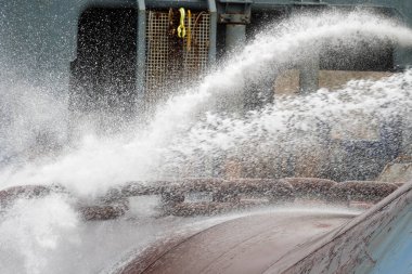 Offshore petrol ve gaz endüstrisinde kullanılan zincirlerin çökeltilerini ve enkazlarını kaldırmak için yüksek basınçlı yıkama kullanmak çevresel etkiyi azaltacaktır.. 