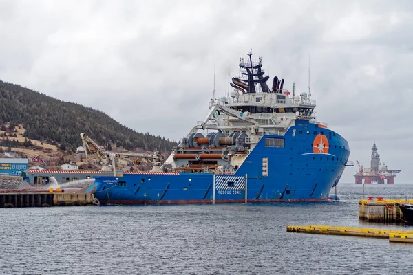 カナダのニューファンドランド ラブラドール エイプリル社2022年24日 西ヘラクレス掘削リグは海岸近くに係留され ホライズン北極支援船はドックに係留された — ストック写真