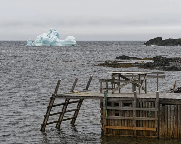 Ένα Παγόβουνο Είναι Γειωμένο Κοντά Μια Αποβάθρα Αλιείας Newfoundland Και — Φωτογραφία Αρχείου