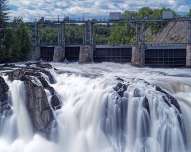 Grand Falls, New Brunswick, Kanada 'daki Saint John Nehri üzerinde hidroelektrik baraj.